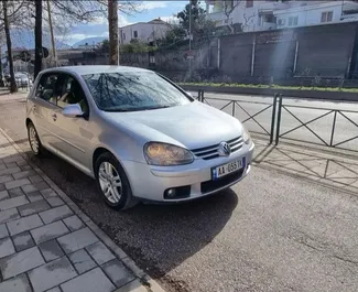 Frontansicht eines Mietwagens Volkswagen Golf 5 in Tirana, Albanien ✓ Auto Nr.10593. ✓ Schaltgetriebe TM ✓ 0 Bewertungen.