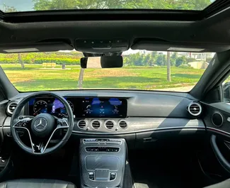 Innenraum von Mercedes-Benz E-Class zur Miete in VAE. Ein großartiges 4-Sitzer Fahrzeug mit Automatisch Getriebe.