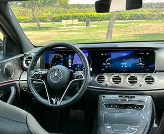 Mercedes-Benz E-Class 2021 zur Miete verfügbar in Dubai, mit Kilometerbegrenzung 250 km/Tag.