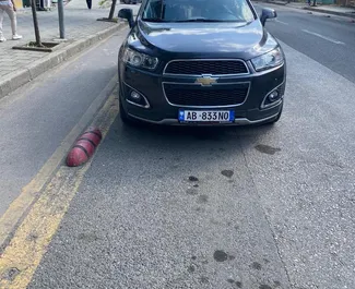 Frontansicht eines Mietwagens Chevrolet Captiva am Flughafen von Tirana, Albanien ✓ Auto Nr.10637. ✓ Automatisch TM ✓ 0 Bewertungen.