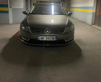 Frontansicht eines Mietwagens Volkswagen Passat-CC am Flughafen von Tirana, Albanien ✓ Auto Nr.10636. ✓ Automatisch TM ✓ 0 Bewertungen.