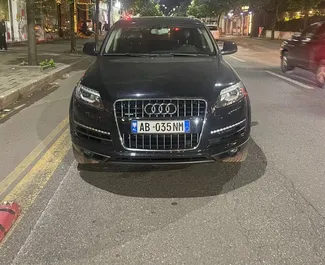 Frontansicht eines Mietwagens Audi Q7 am Flughafen von Tirana, Albanien ✓ Auto Nr.10638. ✓ Automatisch TM ✓ 0 Bewertungen.