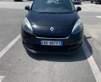 Frontansicht eines Mietwagens Renault Scenic am Flughafen von Tirana, Albanien ✓ Auto Nr.10631. ✓ Schaltgetriebe TM ✓ 0 Bewertungen.