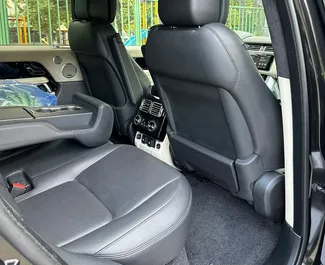 Innenraum von Land Rover Range Rover zur Miete in Georgien. Ein großartiges 5-Sitzer Fahrzeug mit Automatisch Getriebe.