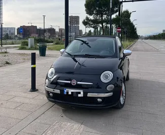 Frontansicht eines Mietwagens Fiat 500 Cabrio in Tirana, Albanien ✓ Auto Nr.10509. ✓ Automatisch TM ✓ 0 Bewertungen.