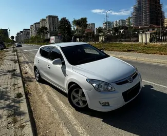 Frontansicht eines Mietwagens Hyundai i30 in Tirana, Albanien ✓ Auto Nr.10532. ✓ Schaltgetriebe TM ✓ 0 Bewertungen.