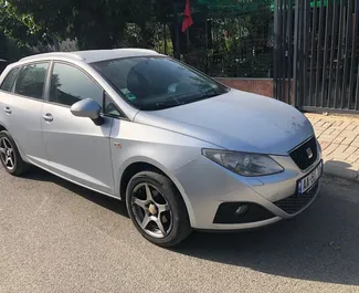 Frontansicht eines Mietwagens SEAT Ibiza SW in Tirana, Albanien ✓ Auto Nr.10546. ✓ Schaltgetriebe TM ✓ 0 Bewertungen.