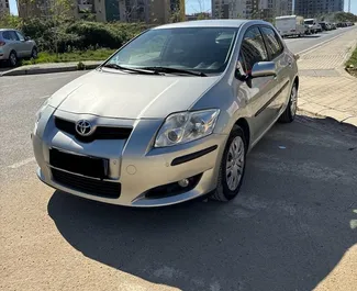 Frontansicht eines Mietwagens Toyota Auris in Tirana, Albanien ✓ Auto Nr.10559. ✓ Automatisch TM ✓ 1 Bewertungen.