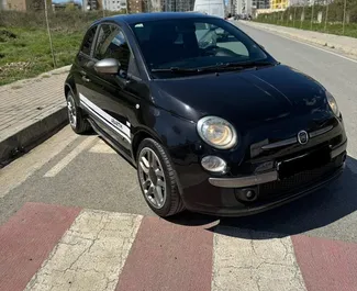 Frontansicht eines Mietwagens Fiat 500 in Tirana, Albanien ✓ Auto Nr.10558. ✓ Schaltgetriebe TM ✓ 1 Bewertungen.