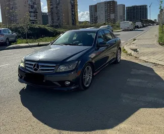 Frontansicht eines Mietwagens Mercedes-Benz C-Class in Tirana, Albanien ✓ Auto Nr.10560. ✓ Automatisch TM ✓ 0 Bewertungen.