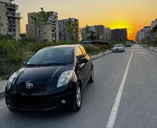 Frontansicht eines Mietwagens Toyota Yaris in Tirana, Albanien ✓ Auto Nr.10604. ✓ Schaltgetriebe TM ✓ 1 Bewertungen.