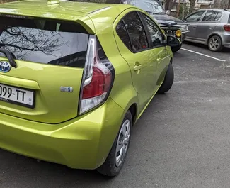 Benzin 1,5L Motor von Toyota Prius C 2015 zur Miete in Tiflis.