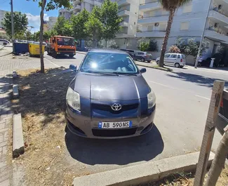 Frontansicht eines Mietwagens Toyota Auris in Durres, Albanien ✓ Auto Nr.10582. ✓ Schaltgetriebe TM ✓ 0 Bewertungen.