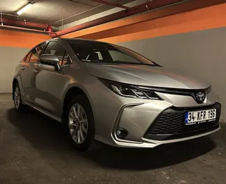 Frontansicht eines Mietwagens Toyota Corolla Sedan in Istanbul, Türkei ✓ Auto Nr.10649. ✓ Automatisch TM ✓ 0 Bewertungen.