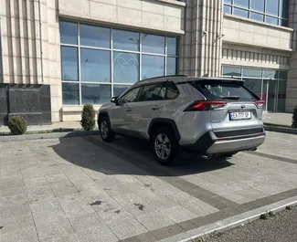 Vermietung Toyota Rav4. Komfort, SUV, Crossover Fahrzeug zur Miete in Georgien ✓ Kaution Keine Kaution ✓ Versicherungsoptionen KFZ-HV, TKV, VKV Plus, Insassen, Diebstahlschutz, Junge.