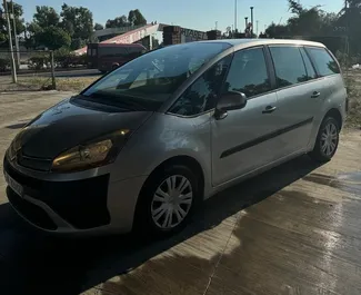 Frontansicht eines Mietwagens Citroen C4 Grand Picasso in Durres, Albanien ✓ Auto Nr.10495. ✓ Automatisch TM ✓ 0 Bewertungen.