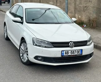 Frontansicht eines Mietwagens Volkswagen Jetta in Durres, Albanien ✓ Auto Nr.10791. ✓ Automatisch TM ✓ 0 Bewertungen.