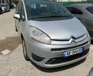 Frontansicht eines Mietwagens Citroen C4 Grand Picasso in Durres, Albanien ✓ Auto Nr.10790. ✓ Schaltgetriebe TM ✓ 0 Bewertungen.