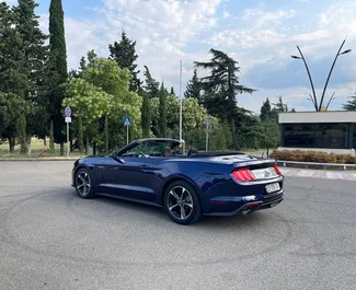 Innenraum von Ford Mustang Cabrio zur Miete in Georgien. Ein großartiges 4-Sitzer Fahrzeug mit Automatisch Getriebe.