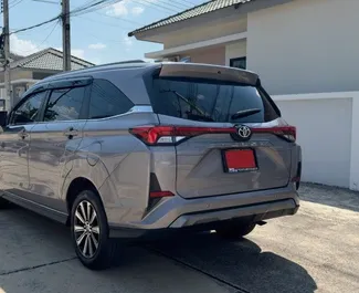 Vermietung Toyota Veloz. Komfort, Minivan Fahrzeug zur Miete in Thailand ✓ Kaution Einzahlung von 7000 THB ✓ Versicherungsoptionen KFZ-HV, TKV, VKV Plus, VKV Komplett, Diebstahlschutz, Junge, Keine Kaution.