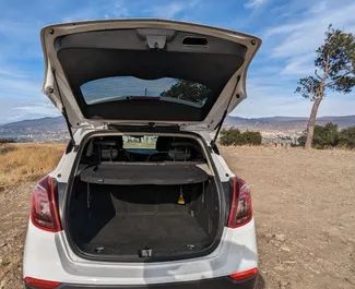 Innenraum von Buick Encore zur Miete in Georgien. Ein großartiges 5-Sitzer Fahrzeug mit Automatisch Getriebe.