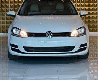 Frontansicht eines Mietwagens Volkswagen Golf 7 in Tirana, Albanien ✓ Auto Nr.10701. ✓ Automatisch TM ✓ 0 Bewertungen.