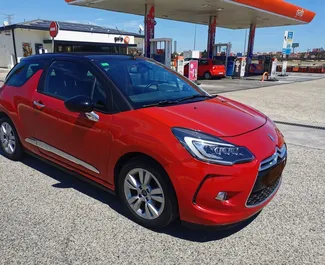 Frontansicht eines Mietwagens Citroen DS3 in Barcelona, Spanien ✓ Auto Nr.10757. ✓ Automatisch TM ✓ 0 Bewertungen.