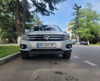 Frontansicht eines Mietwagens Volkswagen Tiguan in Kutaisi, Georgien ✓ Auto Nr.10799. ✓ Automatisch TM ✓ 0 Bewertungen.