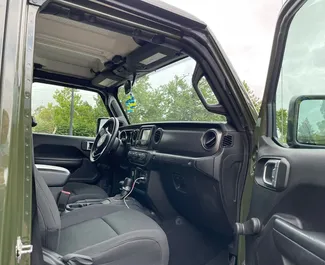 Innenraum von Jeep Wrangler zur Miete in Georgien. Ein großartiges 5-Sitzer Fahrzeug mit Automatisch Getriebe.