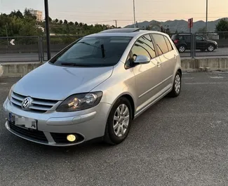 Frontansicht eines Mietwagens Volkswagen Golf Plus in Tirana, Albanien ✓ Auto Nr.10697. ✓ Automatisch TM ✓ 0 Bewertungen.