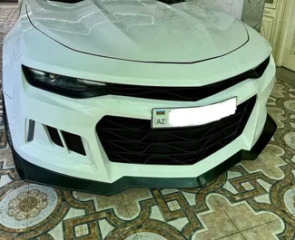 Frontansicht eines Mietwagens Chevrolet Camaro Cabrio in Baku, Aserbaidschan ✓ Auto Nr.10772. ✓ Automatisch TM ✓ 0 Bewertungen.