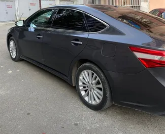 Innenraum von Toyota Avalon zur Miete in Georgien. Ein großartiges 5-Sitzer Fahrzeug mit Automatisch Getriebe.