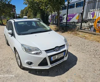 Frontansicht eines Mietwagens Ford Focus in Tirana, Albanien ✓ Auto Nr.10780. ✓ Automatisch TM ✓ 0 Bewertungen.