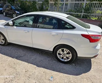 Mietwagen Ford Focus 2015 in Albanien, mit Benzin-Kraftstoff und 105 PS ➤ Ab 25 EUR pro Tag.