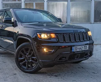 Frontansicht eines Mietwagens Jeep Grand Cherokee in Batumi, Georgien ✓ Auto Nr.10762. ✓ Automatisch TM ✓ 0 Bewertungen.