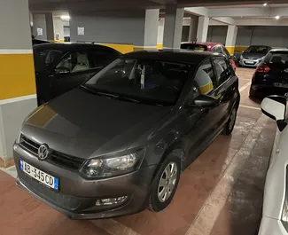 Frontansicht eines Mietwagens Volkswagen Polo in Tirana, Albanien ✓ Auto Nr.10797. ✓ Schaltgetriebe TM ✓ 0 Bewertungen.