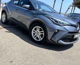 Frontansicht eines Mietwagens Toyota C-HR in Valencia, Spanien ✓ Auto Nr.10764. ✓ Automatisch TM ✓ 0 Bewertungen.