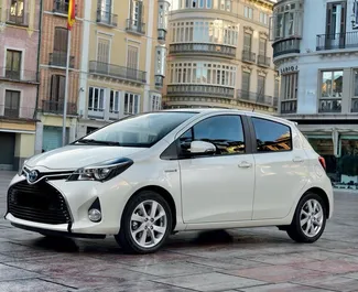 Frontansicht eines Mietwagens Toyota Yaris in Barcelona, Spanien ✓ Auto Nr.10742. ✓ Automatisch TM ✓ 1 Bewertungen.