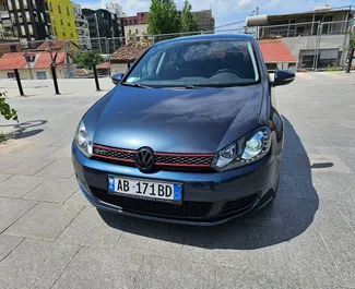 Frontansicht eines Mietwagens Volkswagen Golf 6 in Tirana, Albanien ✓ Auto Nr.7220. ✓ Automatisch TM ✓ 0 Bewertungen.