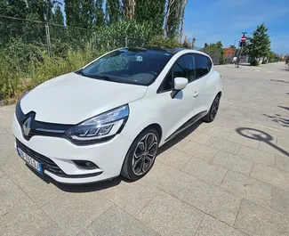 Frontansicht eines Mietwagens Renault Clio 4 in Tirana, Albanien ✓ Auto Nr.10781. ✓ Automatisch TM ✓ 0 Bewertungen.