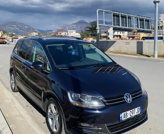 Frontansicht eines Mietwagens Volkswagen Sharan in Tirana, Albanien ✓ Auto Nr.6663. ✓ Automatisch TM ✓ 0 Bewertungen.