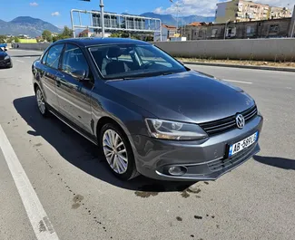 Frontansicht eines Mietwagens Volkswagen Jetta in Tirana, Albanien ✓ Auto Nr.7441. ✓ Automatisch TM ✓ 0 Bewertungen.