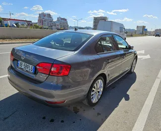 Vermietung Volkswagen Jetta. Wirtschaft, Komfort Fahrzeug zur Miete in Albanien ✓ Kaution Einzahlung von 200 EUR ✓ Versicherungsoptionen TKV, VKV Plus, Ausland, Junge.