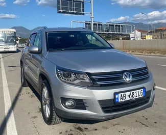 Frontansicht eines Mietwagens Volkswagen Tiguan in Tirana, Albanien ✓ Auto Nr.7442. ✓ Automatisch TM ✓ 0 Bewertungen.