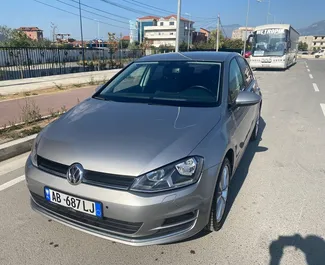 Frontansicht eines Mietwagens Volkswagen Golf 7 in Tirana, Albanien ✓ Auto Nr.7444. ✓ Automatisch TM ✓ 0 Bewertungen.