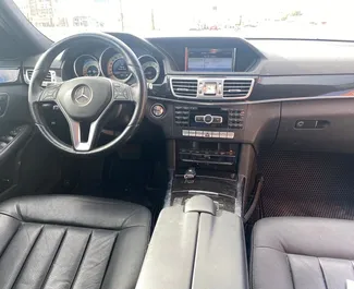 Vermietung Mercedes-Benz E-Class. Premium Fahrzeug zur Miete in Albanien ✓ Kaution Einzahlung von 300 EUR ✓ Versicherungsoptionen TKV, VKV Plus, Ausland, Junge.