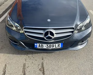 Frontansicht eines Mietwagens Mercedes-Benz E-Class in Tirana, Albanien ✓ Auto Nr.10782. ✓ Automatisch TM ✓ 0 Bewertungen.