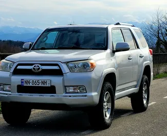 Frontansicht eines Mietwagens Toyota 4 Runner in Kutaisi, Georgien ✓ Auto Nr.8566. ✓ Automatisch TM ✓ 0 Bewertungen.