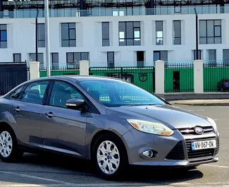 Frontansicht eines Mietwagens Ford Focus in Kutaisi, Georgien ✓ Auto Nr.8667. ✓ Schaltgetriebe TM ✓ 0 Bewertungen.