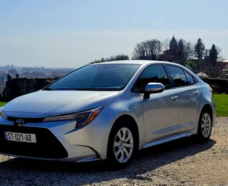 Frontansicht eines Mietwagens Toyota Corolla Sedan in Kutaisi, Georgien ✓ Auto Nr.8565. ✓ Automatisch TM ✓ 0 Bewertungen.